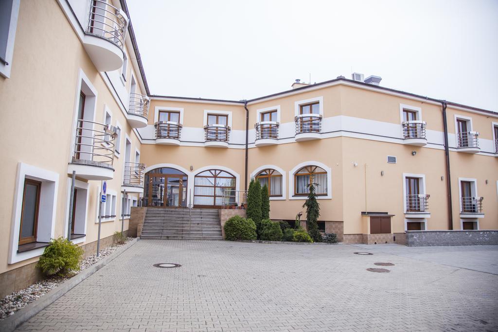 Hotel Eminent Zlate Moravce Exterior photo